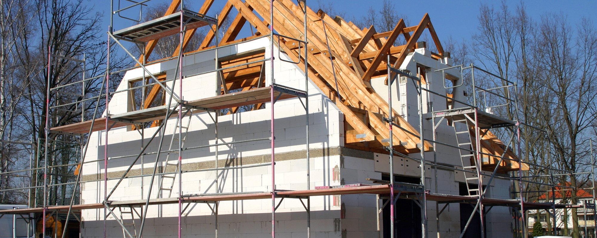Extreme Unwetter, Überschwemmungen, Vandalismus, Ungeschicklichkeit – jedes Gebäude kann davon betroffen sein. Gerade Schäden am Rohbau
                      wirken sich verheerend aus. Denn sie bringen nicht nur Ihren Zeitplan in Verzug, sondern belasten durch den Mehraufwand auch Ihre Finanzierung
                      erheblich! fullsize