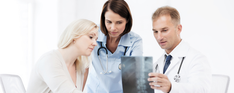 Die Beiträge der gesetzlichen Krankenkassen werden immer höher, Zuzahlungen belasten die Versicherten zusätzlich. So können für Medikamente,
        Hilfsmittel oder Zahnersatz schnell zusätzliche Kosten entstehen, mit denen man gar nicht gerechnet hat. Darüber hinaus kann die gesetzliche
        Krankenversicherung für Sie und Ihre Familie nur eine Grundversorgung bieten.  halfsize