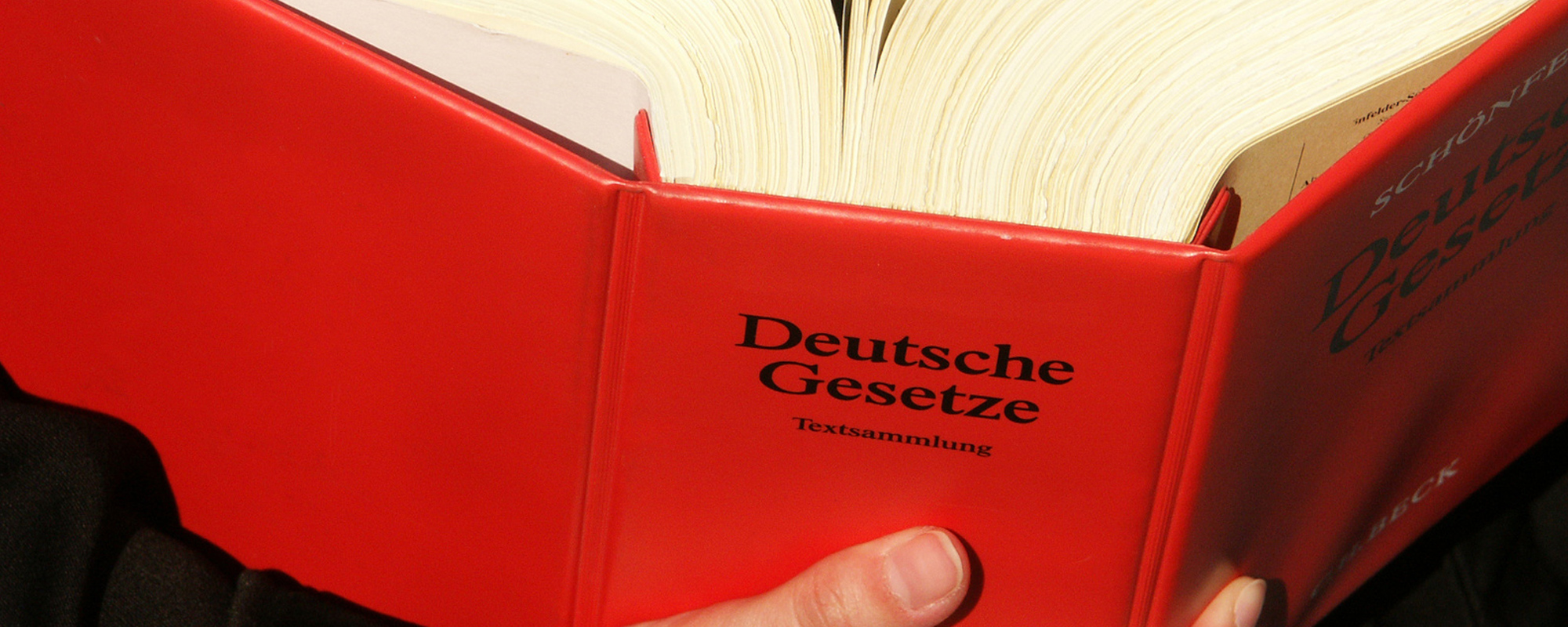 Im Alltag kann es schnell zu Situationen kommen, in denen der Weg zum Anwalt notwendig wird. Ein eventuell daraus resultierender Rechtsstreit ist
                      meistens sehr teuer. Mit einer Rechtsschutzversicherung treffen Sie Vorsorge für diese finanziellen Folgen. Wer will schon auf sein gutes Recht verzichten,
                      nur weil er es sich vielleicht nicht leisten kann? fullsize